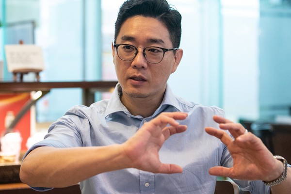 넴(nem) 코인 데이비드 한(David Ham) 한국 총괄 담당자가 인터뷰에 응하고 있다. 