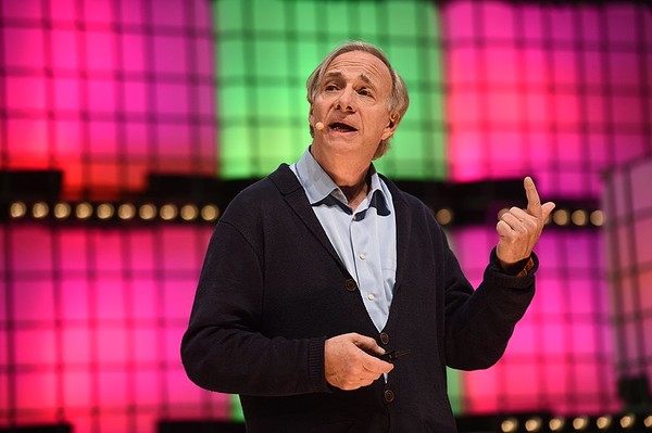 레이 달리오는 최근 인터뷰에서 비트코인에 대한 칭찬의 말을 전했다(사진 출처=위키미디어커먼스)