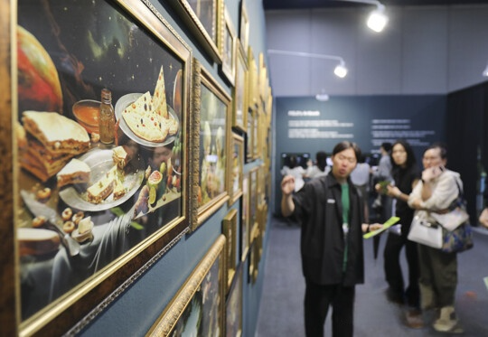 개발자의 배경을 살려 헤더림 작가의 인공지능의 작품을 설명하고 있는 최용규 디렉터- 출처: 일요신문