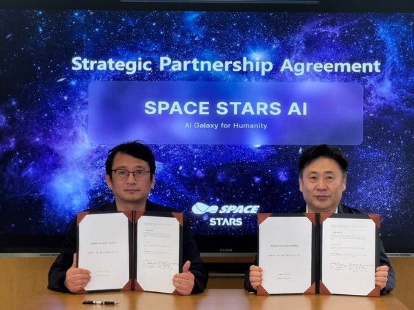'STARS' 권태형 대표이사(왼쪽)와 'SPACE' 마광림 박사(오른쪽)가 인공지능(AI) 독점계약을 체결