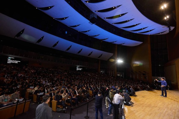 코엑스에서 열린 'SK AI 서밋 2025'에서 최태원 회장이 'AI Now & Next'를 주제로 기조연설을 하고 있다 (사진제공=SK그룹)