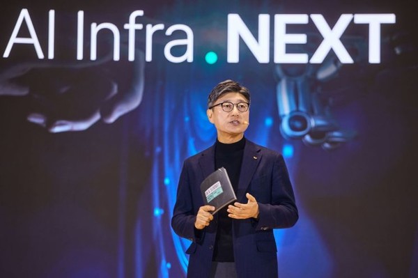 정재헌 SK텔레콤 최고경영자(CEO)가 'SK AI 서밋 2025'에서 발표하고 있다 (사진제공=SK텔레콤)