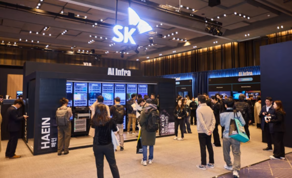 'SK AI 서밋 2025'에 마련된 SK그룹 'AI 인프라' 전시부스(사진제공=SK그룹)