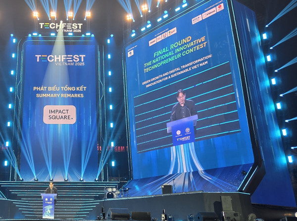 12월 12일 열린 ‘TECHFEST VIETNAM 2025’의 데모데이 행사에서 임팩트스퀘어 도현명 대표가 마무리 인사를 하고 있다 