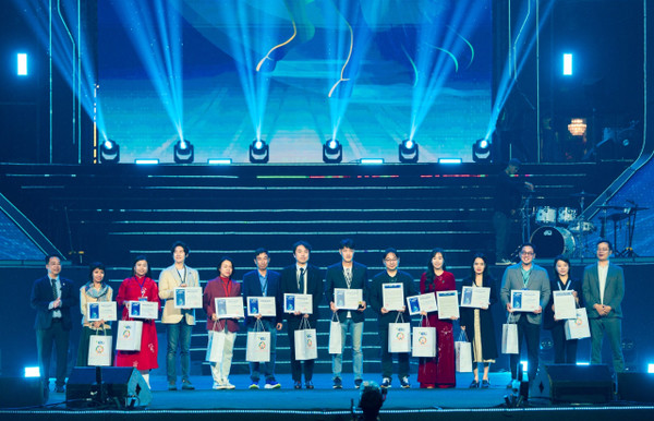 ‘TECHFEST VIETNAM 2025’의 데모데이 행사에서 심사위원들이 무대에 올라 기념촬영을 하고 있다 (제공=TECHFEST 2025)