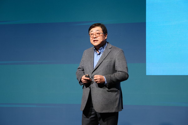 한국오라클 김성하 사장이 환영사를 하고 있다.