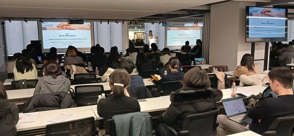 김미소 라우트컴퍼니 대표이자 한국뷰티문화관광협회 이사가 세미나 참석자들에게 2026년 K-뷰티관광산업 전망과 전략을 소개하고 있다. (사진=한국뷰티문화관광협회 제공)