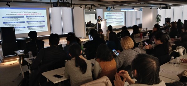황영아 한국뷰티문화관광협회장이 세미나 참석자들을 대상으로 2026년 K-뷰티관광산업 정책 연계 방향과 정부 행사 참여 전략에 대해 질의응답을 진행하고 있다. (사진=한국뷰티문화관광협회 제공)