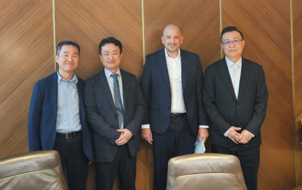 지난 1월 모로코 카사블랑카에서 열린 ‘Project DI’ 구축을 위한 공동 업무협약(MOU) 체결식에서 주요 관계자들이 기념촬영을 하고 있다. (왼쪽부터) 네이버 공동창업자 겸 이오그라운드 권혁일 대표, 네이버클라우드 글로벌 DX&이노베이션 한상영 전무, Lloyds Capital의 CIO David Aim, 블룸테크놀로지 이상윤 대표.