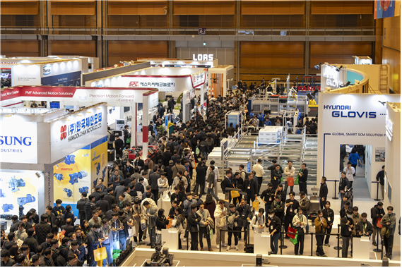 지난 4일부터 3일간 서울 코엑스에서 열린 ‘2026 스마트공장·자동화산업전(AW 2026)’이 24개국 500개 기업, 2,300부스 규모로 역대 최대 규모로 개최된 가운데 참관객들이 전시회를 관람하고 있다.